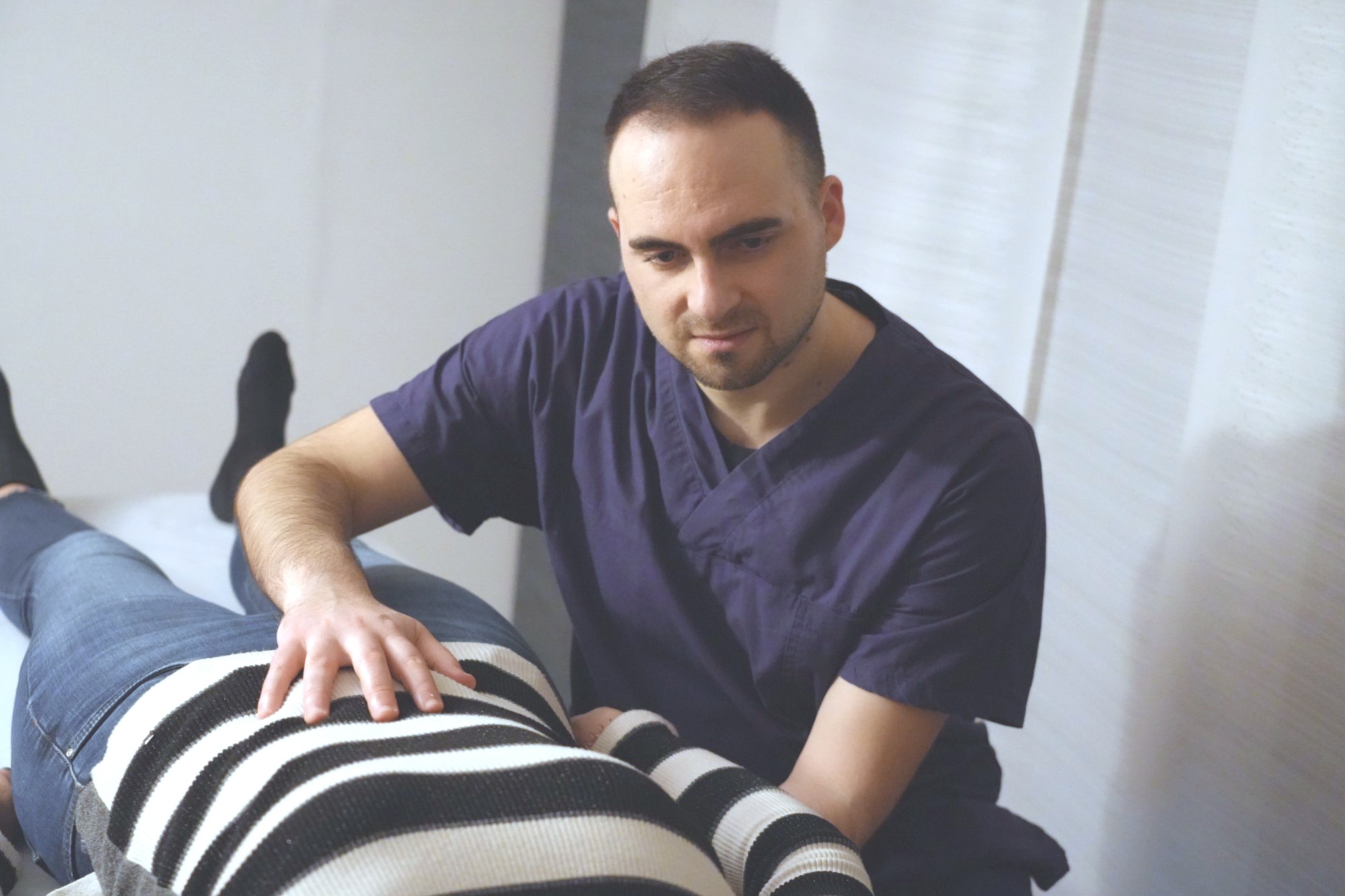 Daniel Carlini Osteopata mentre consulta un testo professionale